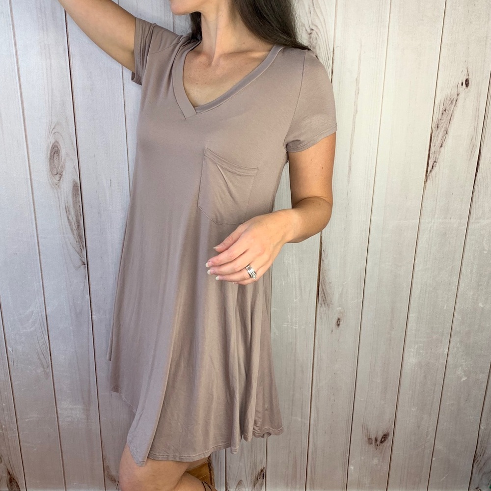 Hailey- tan t-shirt dress with pocket - Picture 2 of 8